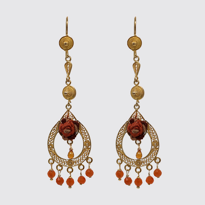 Filigree Earring with Hesonite and Carnilian -