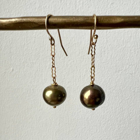 Dangle earring with chain and Grey Pearl